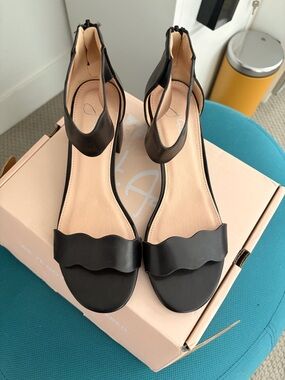 Black Ankle-Strap Wavy Sandals